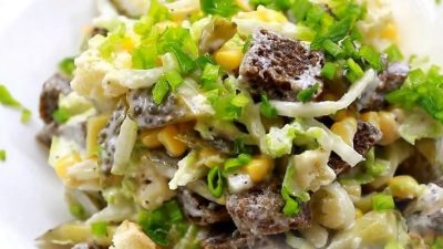 Салат из пекинской капусты с сухариками и чесноком