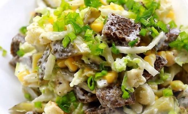 Хрустящий салат с пекинской капустой, кукурузой и сухариками — рецепты | Дзен