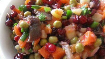 Салат «Таежный» с брусникой и клюквой