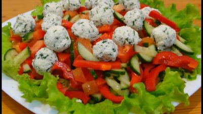 Овощной салат с шариками из брынзы и зелени