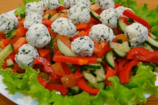 Овощной салат с шариками из брынзы и зелени