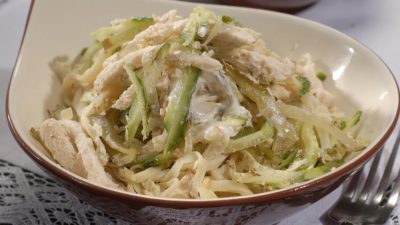 Блинный салат с говядиной и огурцом