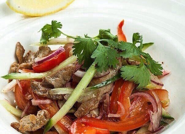 Слоеный салат со свининой, яйцами и овощами - простой и вкусный рецепт с пошаговыми фото