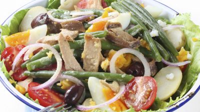 Салат «Нисуаз» с тунцом, анчоусами и фасолью