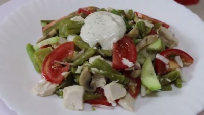 Салат из курицы и стручковой фасоли с соусом «Айоли»