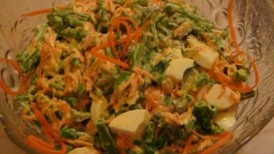 Салат из стручковой фасоли с маринованными огурцами и морковью