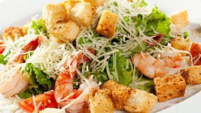 Салат «Цезарь» с креветками и салатом ромэн