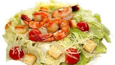 Салат «Цезарь» с креветками и чесночными сухариками