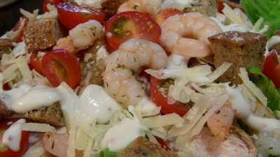 Салат «Цезарь» с креветками, курицей и чеддером