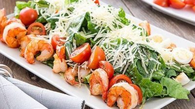 Салат «Цезарь» с королевскими креветками и сухариками