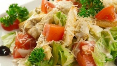 Салат «Цезарь» с креветками, пекинской капустой и болгарским перцем