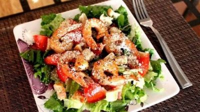 Салат «Цезарь» с маринованными королевскими креветками