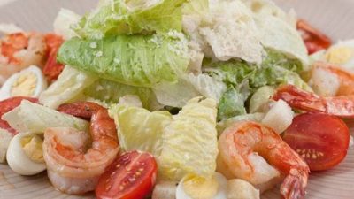 Салат «Цезарь» с креветками и кедровыми орехами