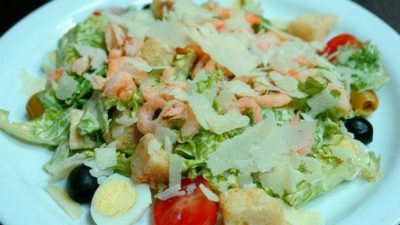 Салат «Цезарь» с креветками, кальмарами и гренками