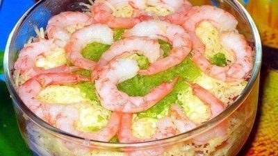 Слоеный «Цезарь» с креветками и крабовыми палочками