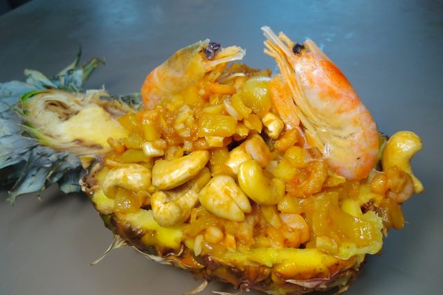 Жареные креветки с перцем и чесноком в ананасе