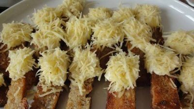 Гренки из французского батона с сыром и чесноком