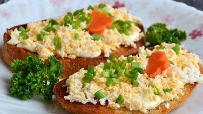 Чесночные гренки из ржаного хлеба с яйцом