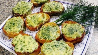Чесночные гренки из батона с плавленым сыром