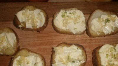 Чесночные гренки из белого хлеба с майонезом и сыром