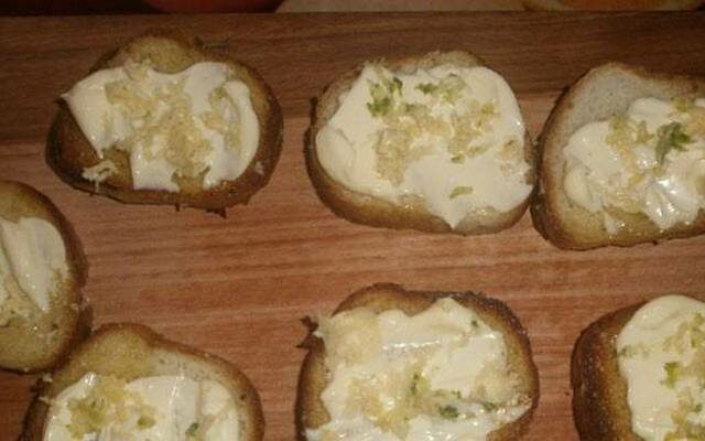 Чесночные гренки из белого хлеба с майонезом и сыром