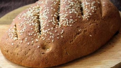 Пшенично-ржаной хлеб с кунжутом в духовке