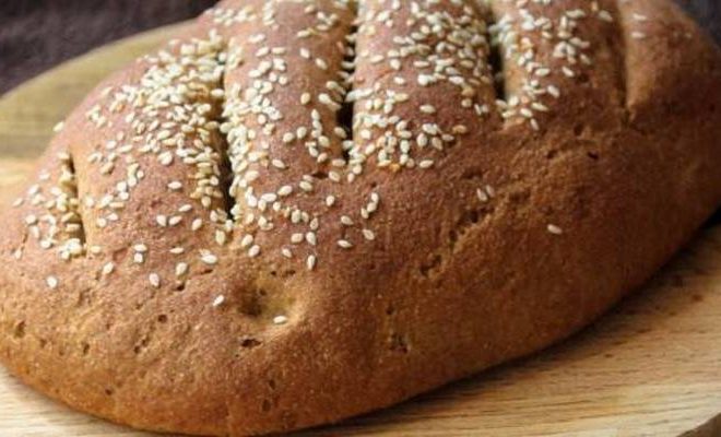 Пшенично-ржаной хлеб с кунжутом в духовке