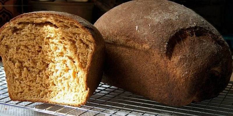 Хлеб ржано-пшеничный с дрожжами. Ржано-пшеничный хлеб в духовке на дрожжах. Хлеб на живых дрожжах в духовке. Домашний хлеб ржано-пшеничный на живых дрожжах.