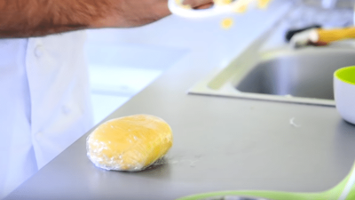 Сладкое песочное тесто с сахарной пудрой