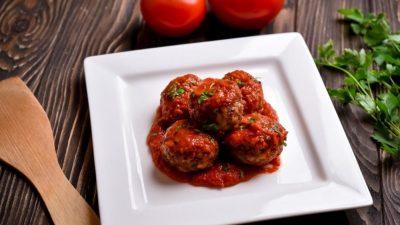 Тефтели из фарша с овощным соусом