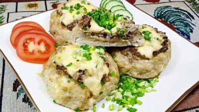 Грибной жульен в куриных котлетах в духовке без кокотниц