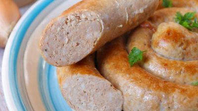 Куриная колбаса с чесноком и морковью