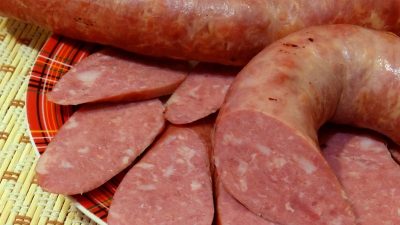 Колбаса из говядины с мускатным орехом