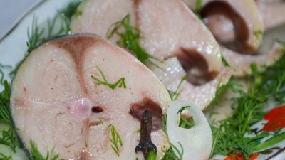 Маринованная скумбрия в уксусном рассоле