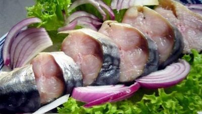 Маринованная скумбрия с чесноком в яблочном уксусе
