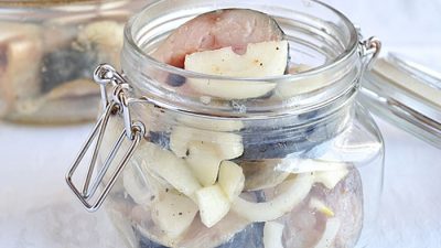 Маринованная скумбрия с репчатым луком в банке