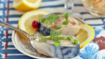 Маринованная скумбрия кусочками с чесноком