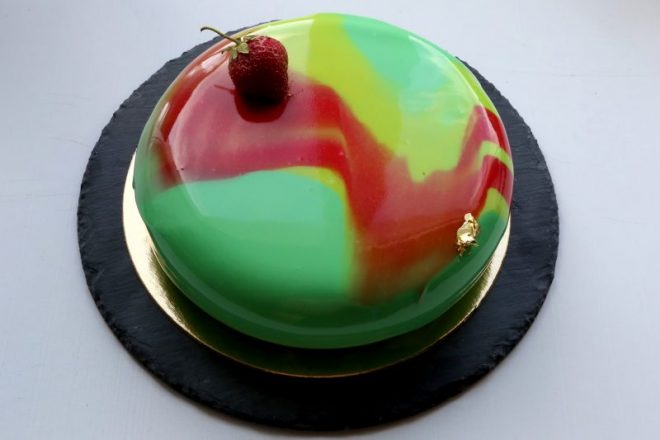 Клубничный торт-мусс с зеркальной глазурью