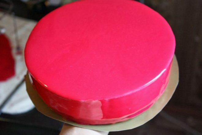 Муссовый торт «Красный бархат» с клюквенным конфи в глазури