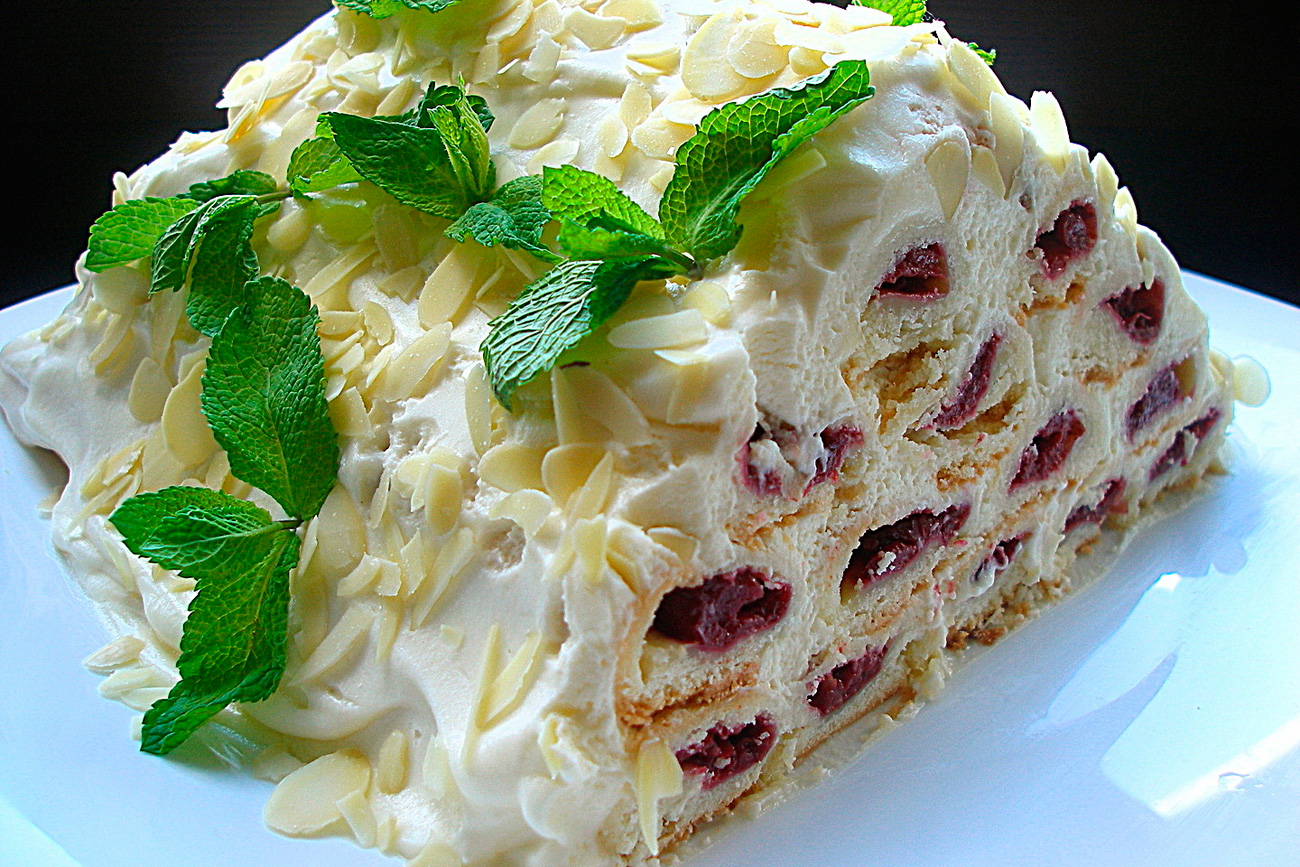 Рецепты торта ру. Тортик "Монастырская изба". Торт Монастырская изба с вишней. Тортмоностырская изба. Вкуснейший торт "сметанная Королева".