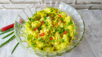 Датский картофельный салат с маринованными огурцами и соусом Ремулад