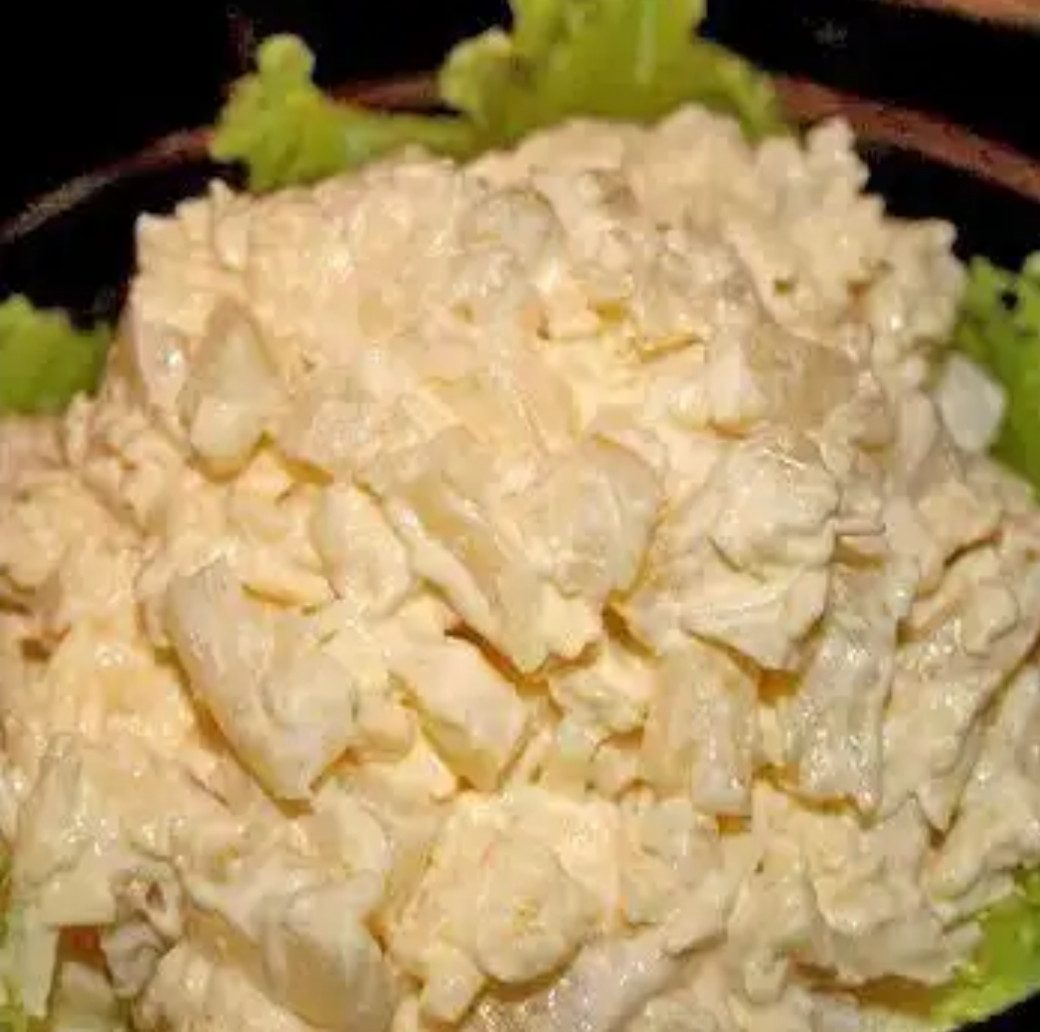 Слоёный салат «Ананас» с курицей и сыром