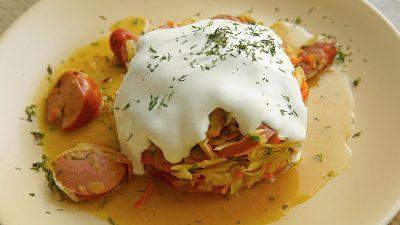 Тушеная капуста с охотничьими колбасками и сардельками