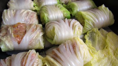 Голубцы из фарша с пекинской капустой в мультиварке
