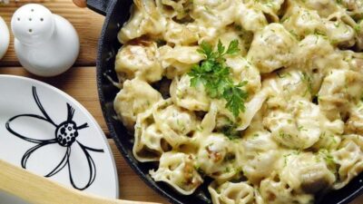 Жареные пельмени с сыром в сметанно-майонезном соусе