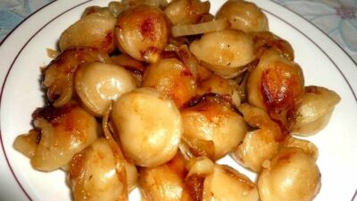 Жареные пельмени с луком и чесноком