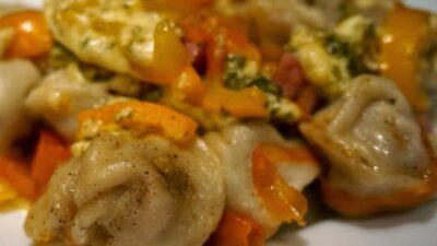 Жареные пельмени с овощами в томатной пасте