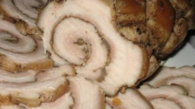 Рулет из свиной грудинки с куриным филе