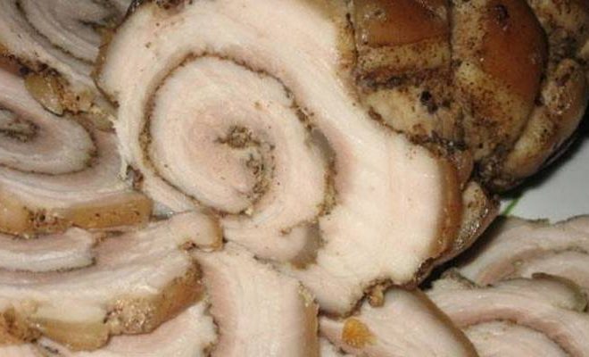 Рулет из свиной грудинки с куриным филе