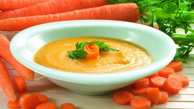 Морковный суп на овощном бульоне с кориандром